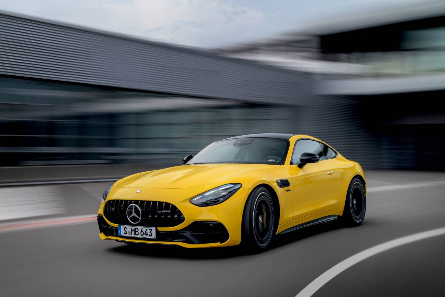 Mercedes-AMG GT 43; Exterior: sun yellow; Interior: Nappa Leather sage grey/black (energy consumption, combined 10,3 l/100 km, CO₂ emissions combined: 235 g/km, CO₂-class: G). Photo: Mercedes-AMG