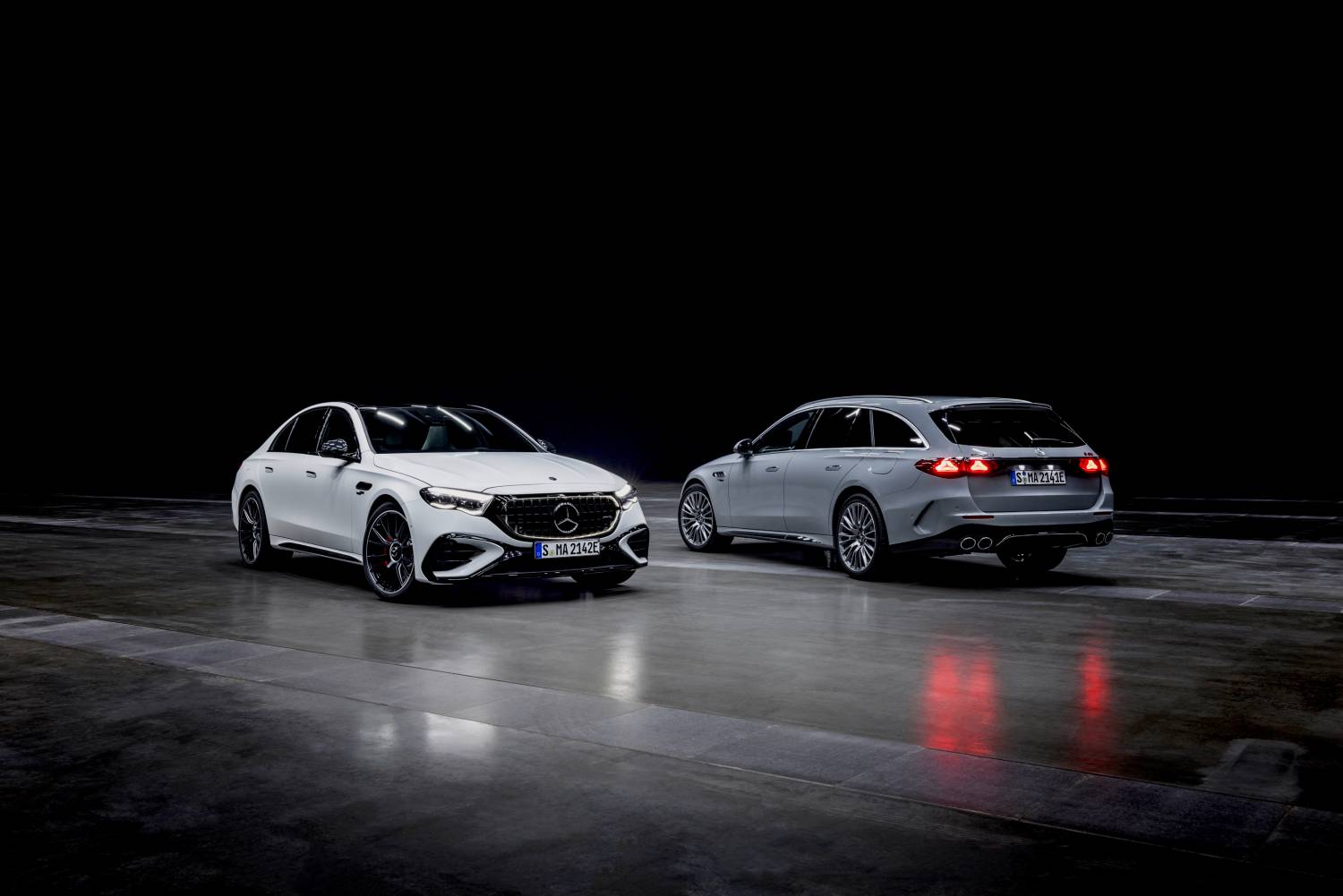 With the new Mercedes-AMG E 53 HYBRID 4MATIC+ as a saloon and estate (energy consumption combined, weighted: 26.7-24.1 kWh/100 km plus 1.1-0.8 l/100 km, fuel consumption discharged battery combined, weighted: 9.5-8.6 l/100 km, CO₂ emissions combined, weighted: 24-19 g/km, CO₂ class discharged battery combined, weighted: G), the performance and sports car brand from Affalterbach is presenting two further plug-in hybrid models. They combine outstanding performance and driving dynamics with a long electric range. Photo: Mercedes-AMG