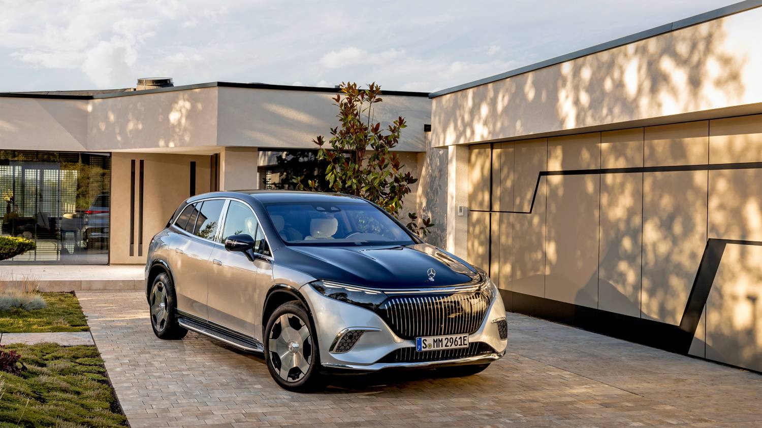 Mercedes-Maybach EQS 680 SUV (combined energy consumption: 24.1-22.0 kWh/100 km; CO₂ emissions combined: 0 g/km; CO₂ class: A). Photo: Mercedes-Maybach