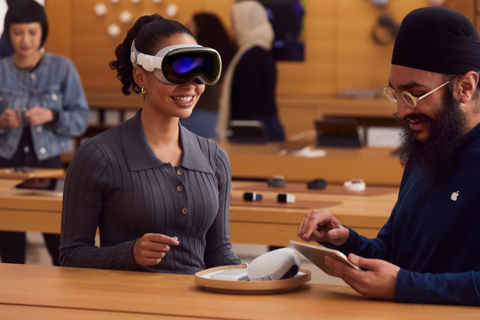 Customers can now visit the Apple Store online to book a personal one-on-one demo of Apple Vision Pro, where Apple team members will help them find the best fit, get set up, and explore the range of capabilities of spatial computing. Photo: Apple
