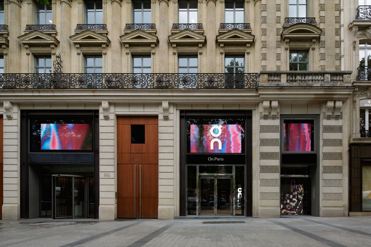 On announces the opening of its first flagship store in France on the Champs Elysées. Photo: On
