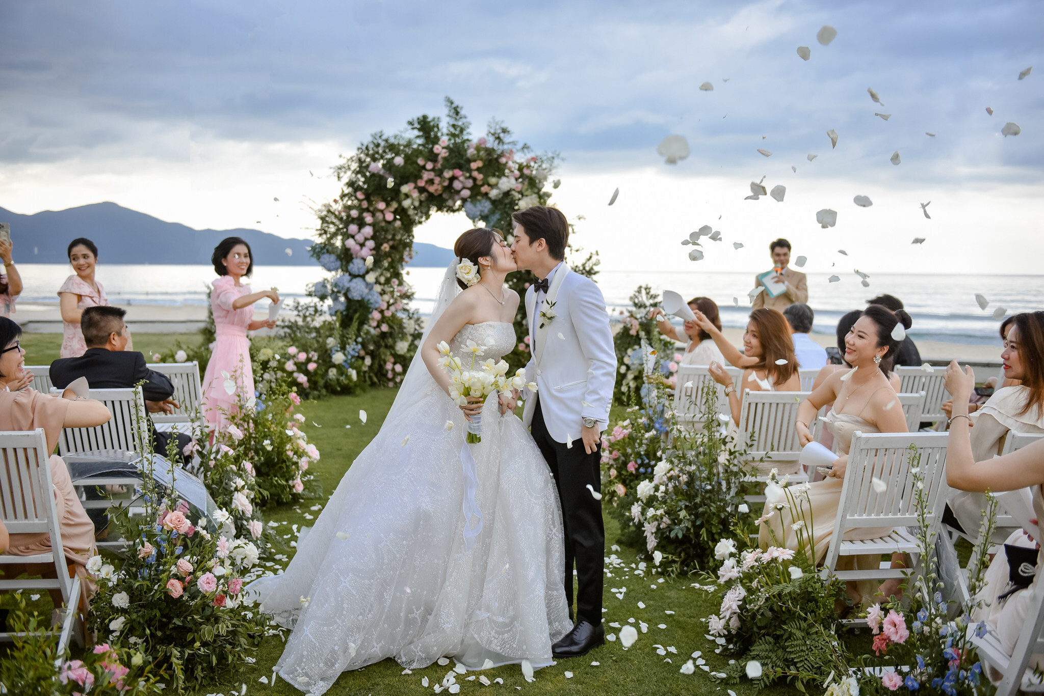 Beachfront wedding at Hyatt Regency Danang Resort and Spa (PRNewsfoto/Hyatt Regency Danang Resort & Spa)